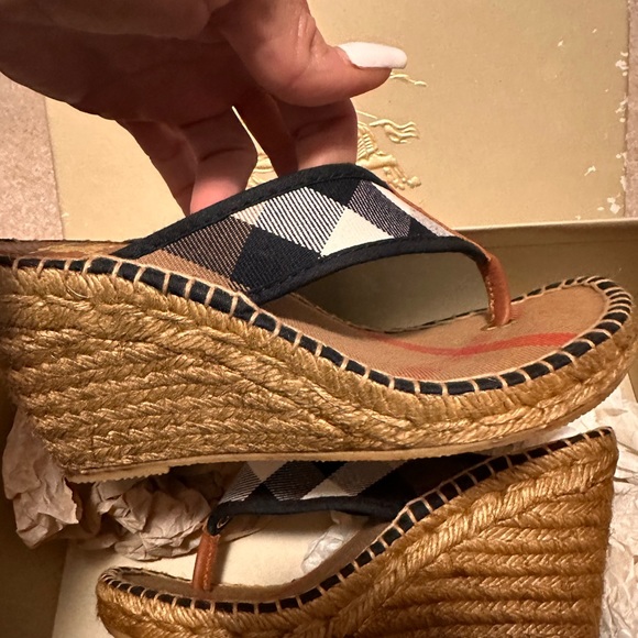 Burberry logo wedge heel size 6 (size 36) plaid/woven - Picture 1 of 7
